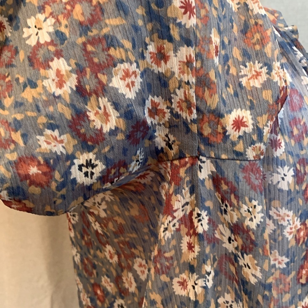 NWOT - Staring At Stars Sheer Flowy Blue Floral V-neck Blouse Size Small - Picture 7 of 15